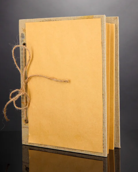 Piękne stare notebooków na szarym tle — Zdjęcie stockowe
