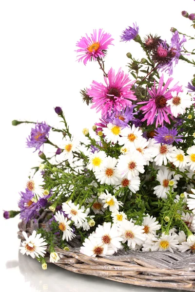 Piękny bukiet kwiatów jasny na maty wiklinowe na białym tle — Zdjęcie stockowe