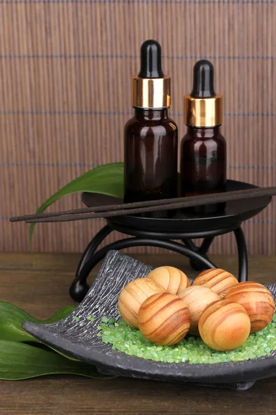 Impostazione aromaterapia su sfondo di bambù marrone — Foto Stock