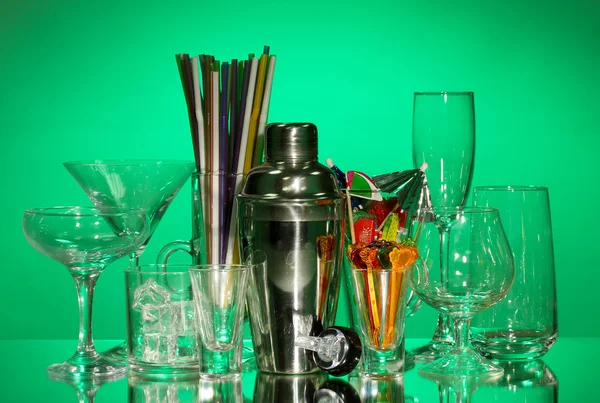 Cocktail shaker e óculos no fundo de cor — Fotografia de Stock