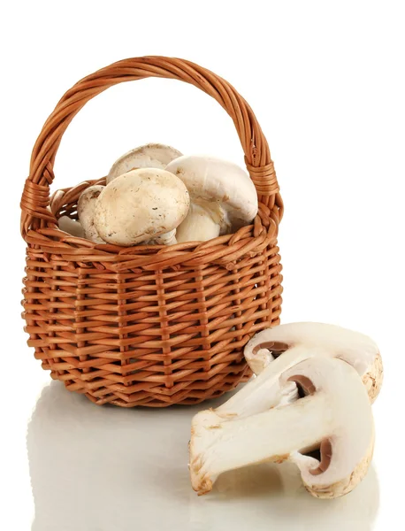 Champignons frais dans le panier isolé sur blanc — Photo