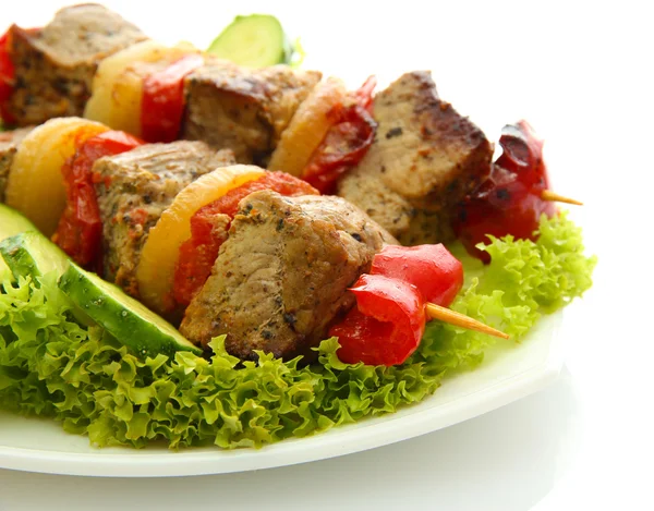 Смачне м'ясо на грилі та овочі на шампурах на тарілці, ізольоване на білому — стокове фото