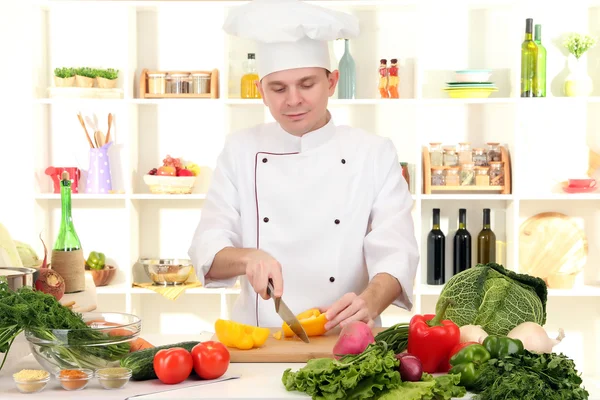 Kock matlagning i köket — Stockfoto