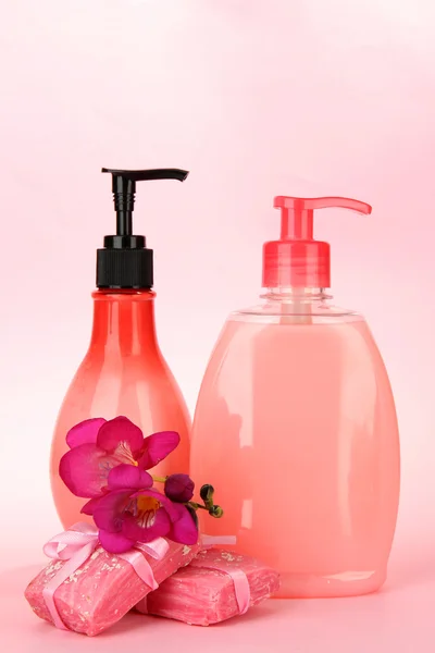 분홍색 배경에 액체와 손으로 만든 비누 — 스톡 사진