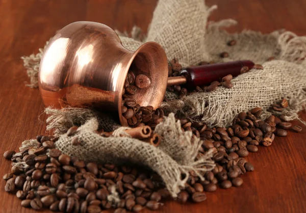 与棕色木制背景上的咖啡豆咖啡壶 — 图库照片