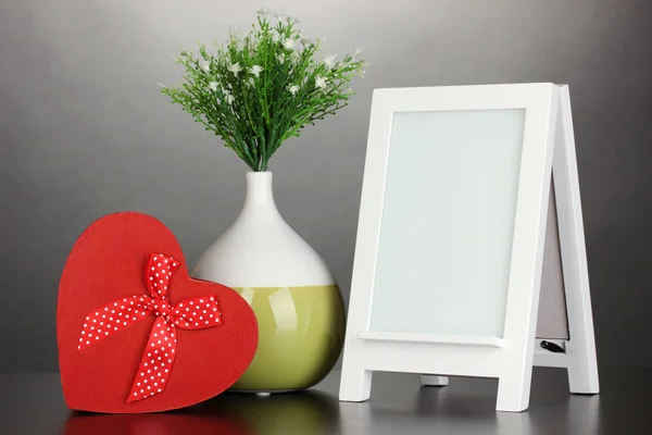 Wit fotoframe voor home decoratie op grijze achtergrond — Stockfoto