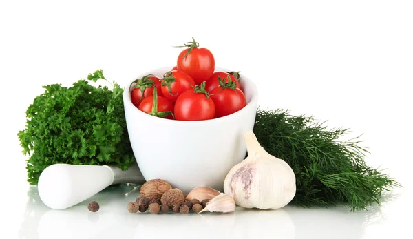 Composición de mortero, especias, tomates y hierbas verdes, aislados en blanco — Foto de Stock