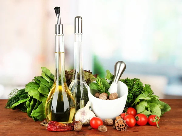 Samenstelling van de mortel, flessen met olijfolie en azijn en groene kruiden, op lichte achtergrond — Stockfoto