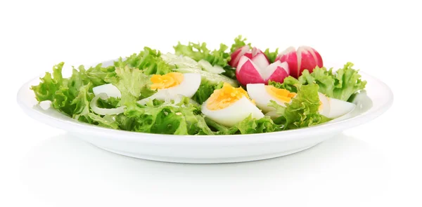 Salade fraîche mélangée aux œufs, feuilles de salade et autres légumes, isolée sur blanc — Photo