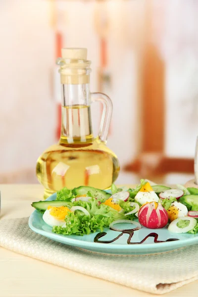 Yumurta, salata yaprakları ve parlak arka plan üzerinde renkli plaka üzerinde diğer sebzeler taze karışık salata — Stok fotoğraf