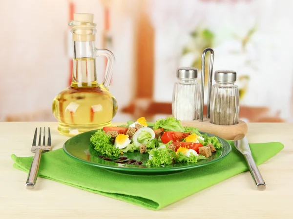 Ensalada mixta fresca con huevos, tomate, hojas de ensalada y otras verduras en el plato de color, sobre un fondo brillante —  Fotos de Stock