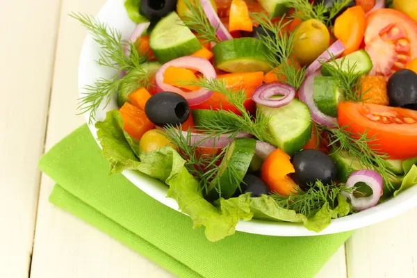 Taze salata tabağına ahşap masa — Stok fotoğraf