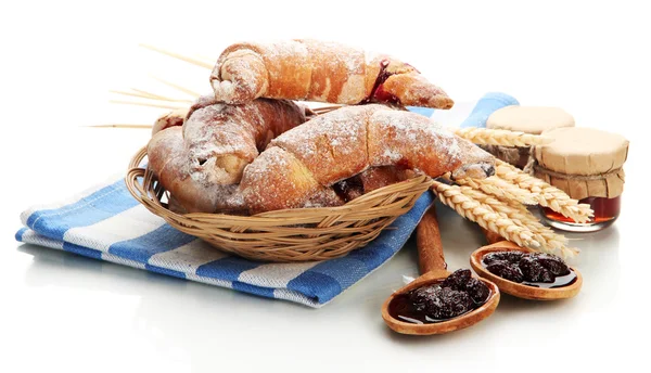 Assaggia croissant in cesto e marmellata isolati su merluzzo — Foto Stock