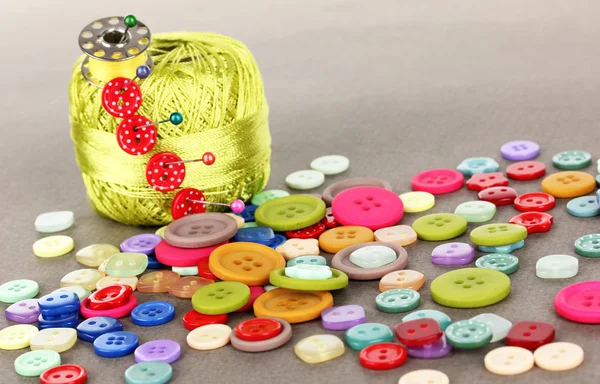 Κουμπιά του διαφορετικά σχήματα, μεγέθη και χρώματα close-up σε γκρι φόντο — Φωτογραφία Αρχείου