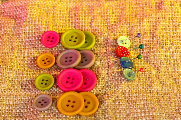 Mavi bir arka plan üzerinde parlak renkli düğmeler — Stok fotoğraf