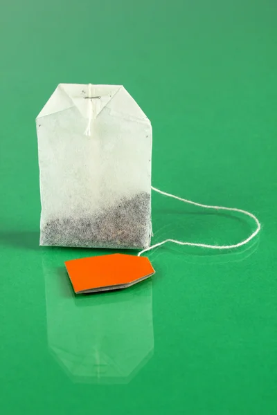 Bolsa de té sobre fondo verde — Foto de Stock