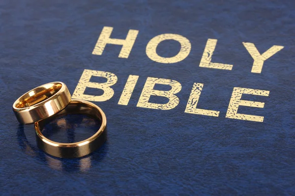 Anéis de casamento na Bíblia — Fotografia de Stock