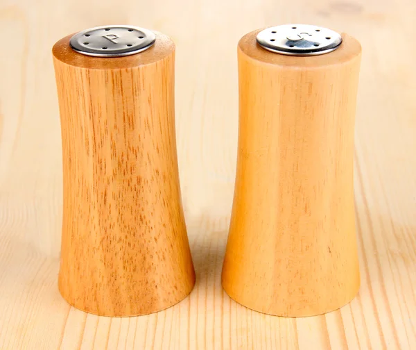 Salt e pimentão shakers no fundo de madeira — Fotografia de Stock