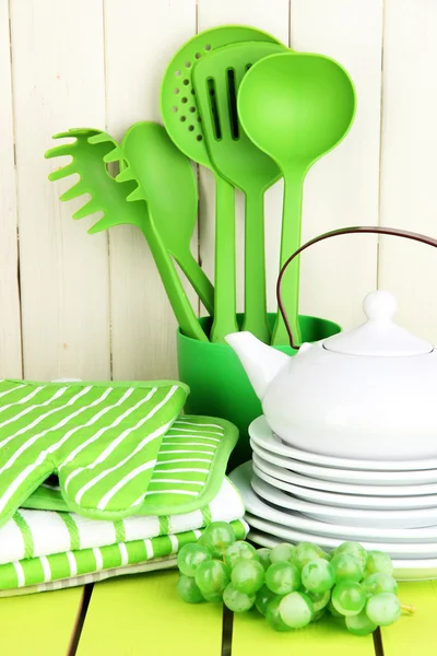 Ajustes de cocina: utensilios, agarraderas, toallas y más en la mesa de madera — Foto de Stock