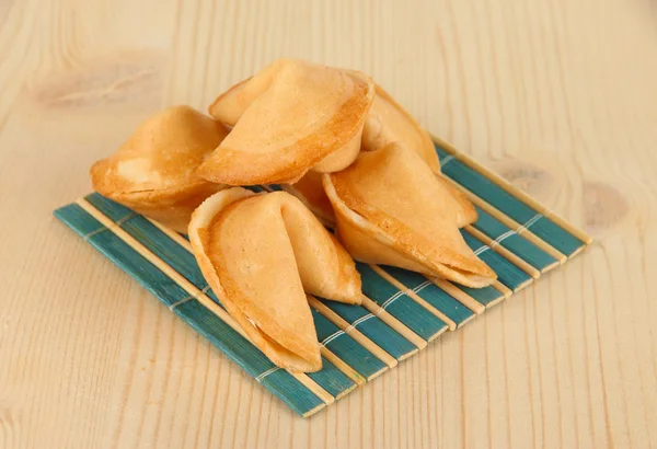 Biscuits chinois sur table en bois — Photo