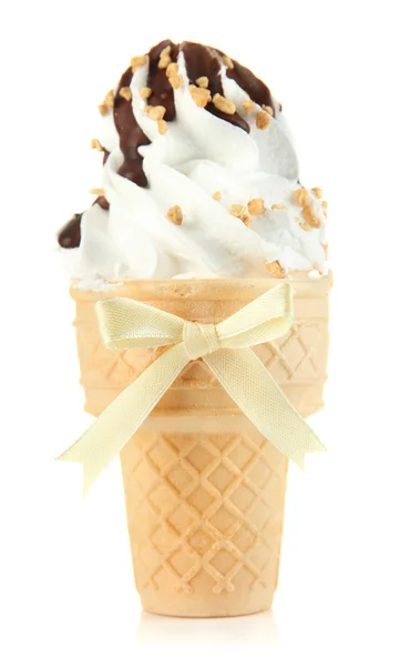 Lekker ijs met chocolade, geïsoleerd op wit — Stockfoto