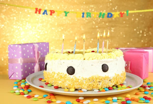 Feliz cumpleaños pastel y regalos, sobre fondo amarillo —  Fotos de Stock