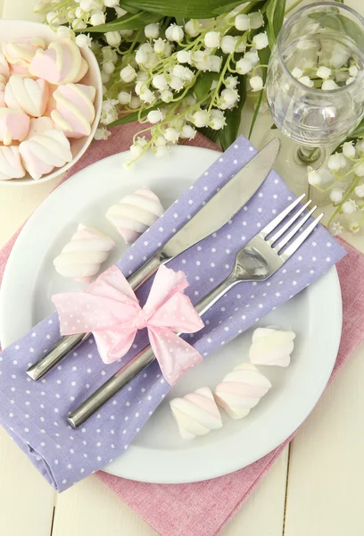 Ajuste de mesa en tonos violeta y rosa sobre fondo de madera de color —  Fotos de Stock