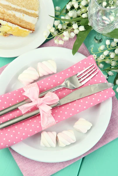 木製の背景の色に白とピンクのトーンのテーブルセッティング — ストック写真