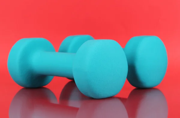 Dumbell kırmızı zemin üzerine — Stok fotoğraf