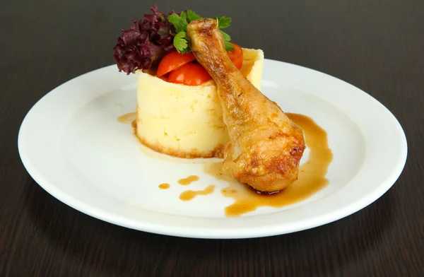 Pequeña porción de comida en un plato grande en una mesa de madera — Foto de Stock