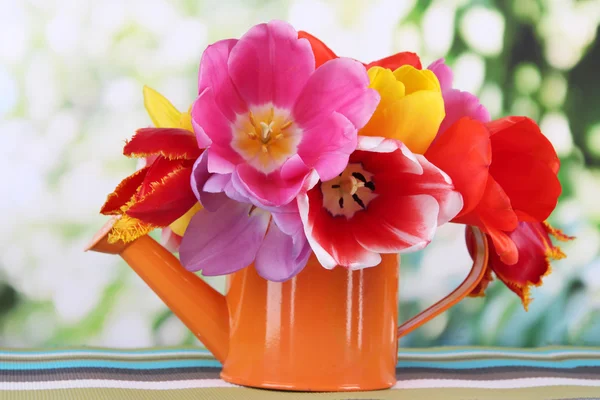 Vackra tulpaner i bukett på bordet på ljus bakgrund — Stockfoto