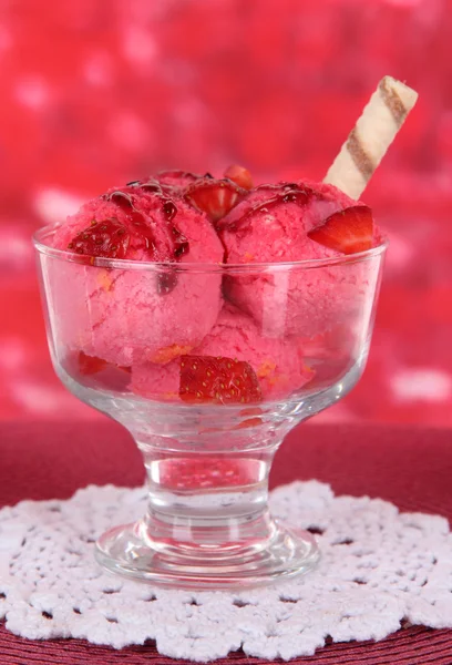 Delicioso helado en la mesa sobre fondo brillante —  Fotos de Stock