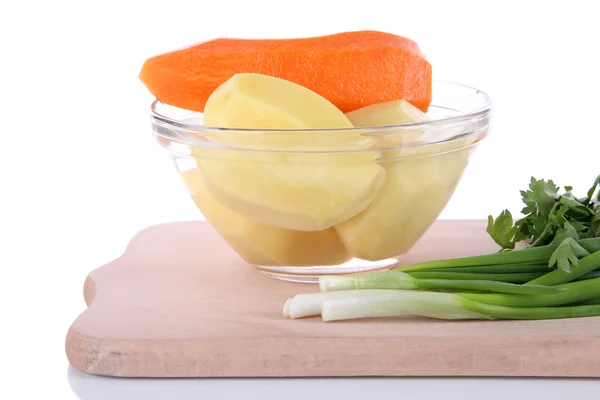 Verduras peladas en un tazón aislado sobre blanco —  Fotos de Stock