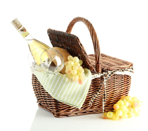 Cesto da picnic con uva e bottiglia di vino, isolato su bianco — Foto Stock