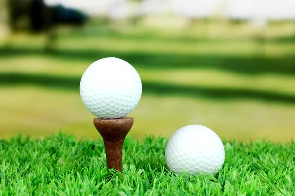 Golfové míčky na trávě venkovní zblízka — Stock fotografie