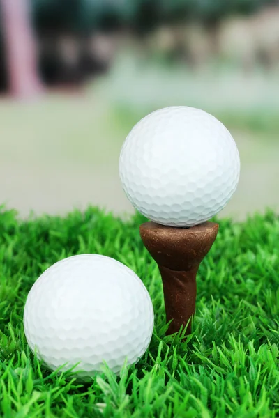 Golfbollar på gräs utomhus på nära håll — Stockfoto