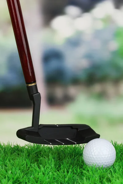 Bola de golfe e motorista na grama verde ao ar livre perto — Fotografia de Stock