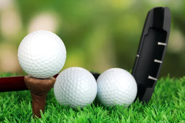 Golf ball and driver on green grass outdoor close up — Stock Photo, Image