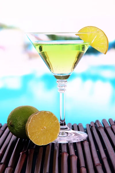 Cocktail vert avec citron vert sur la table sur fond lumineux — Photo