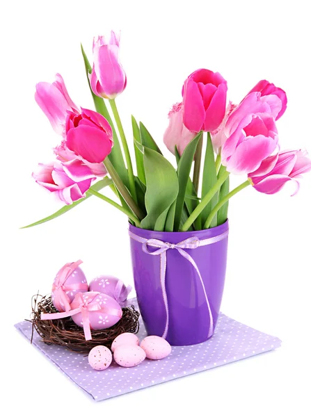 Velikonoční složení čerstvý tulipány a velikonoční vajíčka izolované na bílém — Stock fotografie