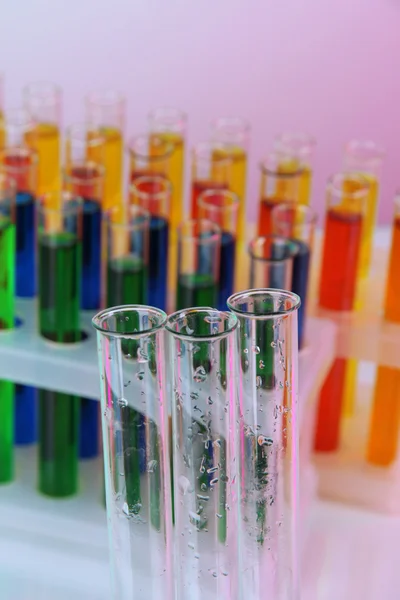 Boş ve renkli test tüpleri yakın çekim — Stok fotoğraf