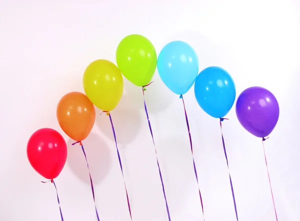 Arco-íris de balões isolados em branco — Fotografia de Stock