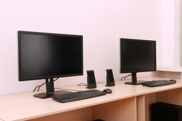 Computer auf Tischen im Zimmer — Stockfoto