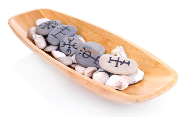 Wróżek z symboli na kamienie w drewniana miska na białym tle — Zdjęcie stockowe