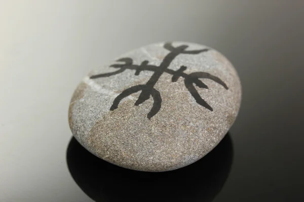黒の背景の上に石のシンボル、占い — ストック写真