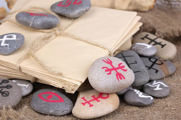 Fortune telling con simboli su pietre su sfondo di iuta — Foto Stock