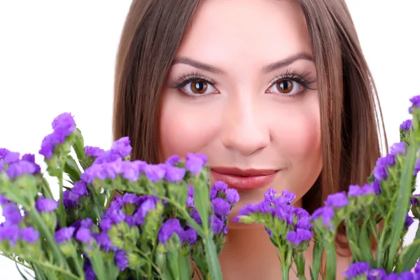 Vacker ung kvinna med blommor isolerad på vit — Stockfoto