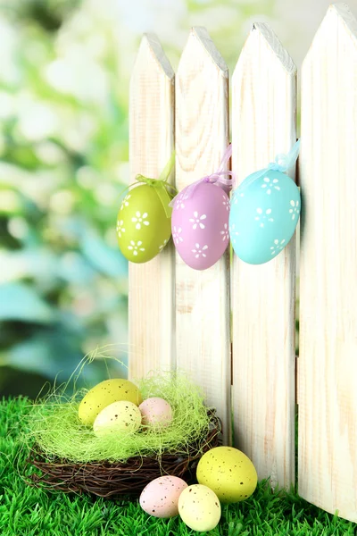 Kunst Pasen achtergrond met eieren opknoping op het hek Stockafbeelding