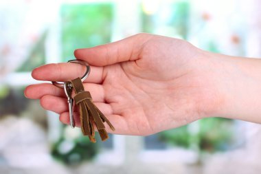 deri biblo penceresi arka plan üzerinde el ile anahtar