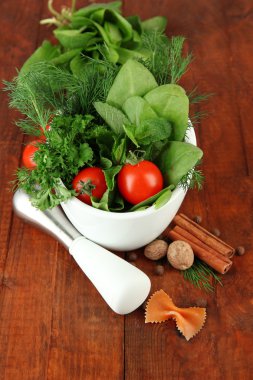 otlar ve baharatlar ahşap zemin üzerine seramik harç içinde